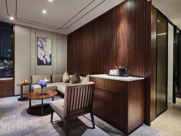 Crowne Plaza Wuhan Development Zone, an IHG Hotel : photo 8 de la chambre 1 king one bedroom suite lounge access