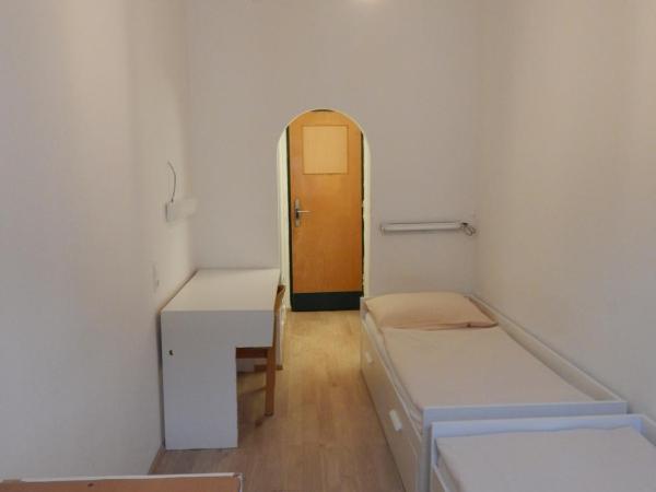 DORMitory : photo 2 de la chambre chambre lits jumeaux avec salle de bains commune