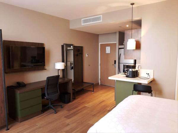 Staybridge Suites - Guadalajara Novena, an IHG Hotel : photo 10 de la chambre suite studio avec 2 lits queen-size