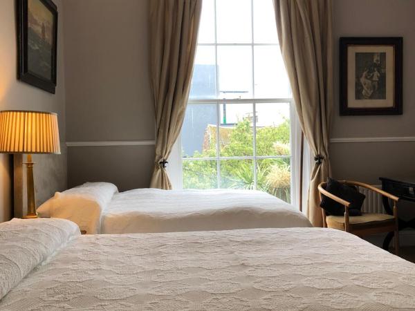 Harveys Guest House : photo 3 de la chambre chambre familiale - 2 lits doubles