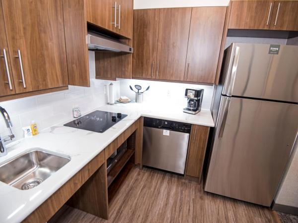 Staybridge Suites - Red Deer North, an IHG Hotel : photo 6 de la chambre chambre lit queen-size pour personnes à mobilité réduite avec douche accessible en fauteuil roulant - non-fumeurs