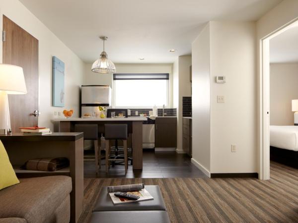 Hyatt House LA - University Medical Center : photo 1 de la chambre one-bedroom king suite with sofa bed, kitchen and tub - disability access