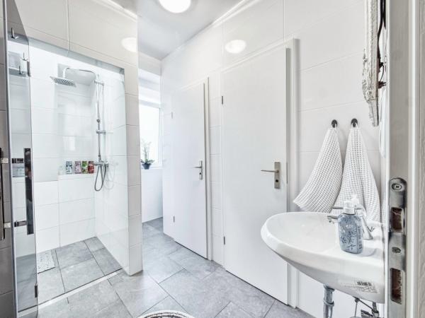 Pension Amanda : photo 10 de la chambre chambre simple avec salle de bains