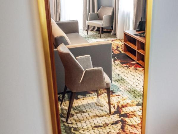 Hotel des Vosges BW Premier Collection : photo 2 de la chambre suite lit king-size avec canapé-lit