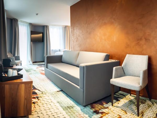 Hotel des Vosges BW Premier Collection : photo 3 de la chambre suite lit king-size avec canapé-lit