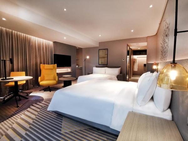 Holiday Inn Johor Bahru City Centre, an IHG Hotel : photo 4 de la chambre suite lit king-size avec canapé-lit