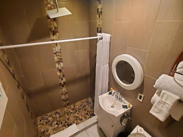 Desert Hills Motel : photo 10 de la chambre suite lit queen-size