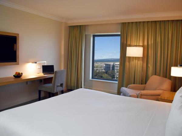 Stamford Plaza Sydney Airport Hotel & Conference Centre : photo 2 de la chambre chambre lit king-size de luxe - vue sur aéroport