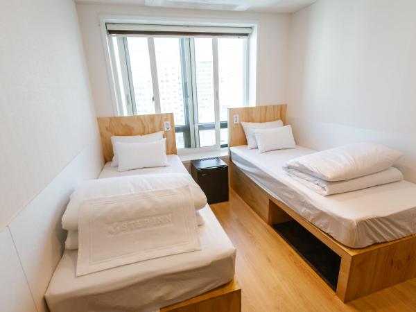 Seoulite Inn Myeongdong Formerly - Step Inn Myeongdong 2 : photo 2 de la chambre chambre lits jumeaux - vue sur ville