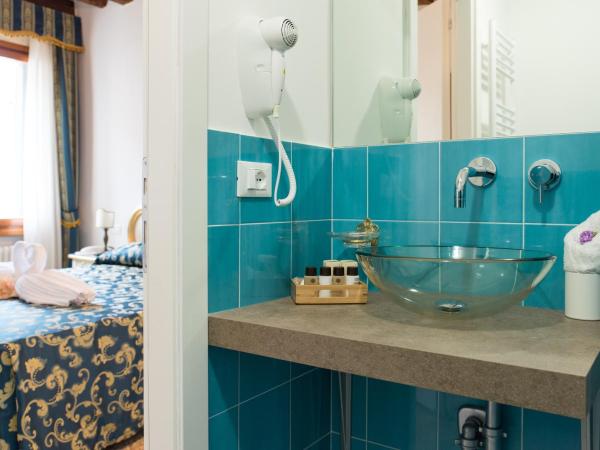 Al Mascaron Ridente : photo 1 de la chambre chambre double ou lits jumeaux - vue sur canal