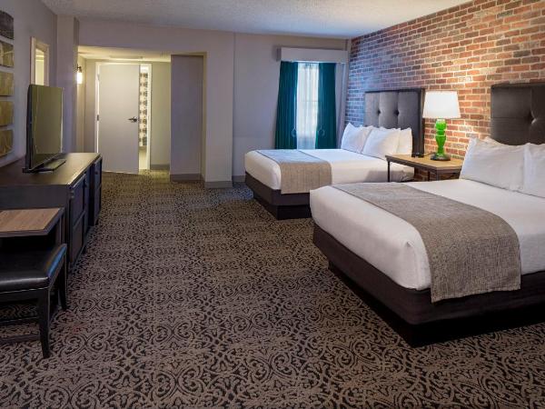 Holiday Inn Hotel French Quarter-Chateau Lemoyne, an IHG Hotel : photo 3 de la chambre chambre lit queen-size avec baignoire accessible aux personnes à mobilité réduite 