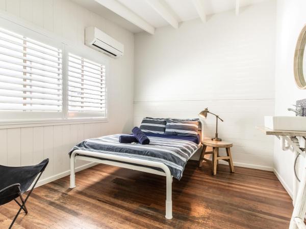 Wake Up! Byron Bay : photo 1 de la chambre chambre double avec salle de bains commune