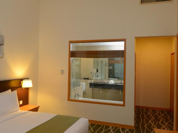 Holiday Inn Melaka, an IHG Hotel : photo 1 de la chambre 1 king one-bedroom suite with city view