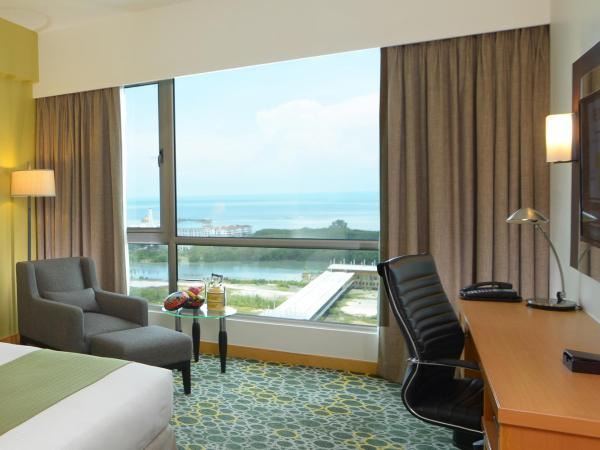 Holiday Inn Melaka, an IHG Hotel : photo 3 de la chambre chambre king standard avec vue sur mer