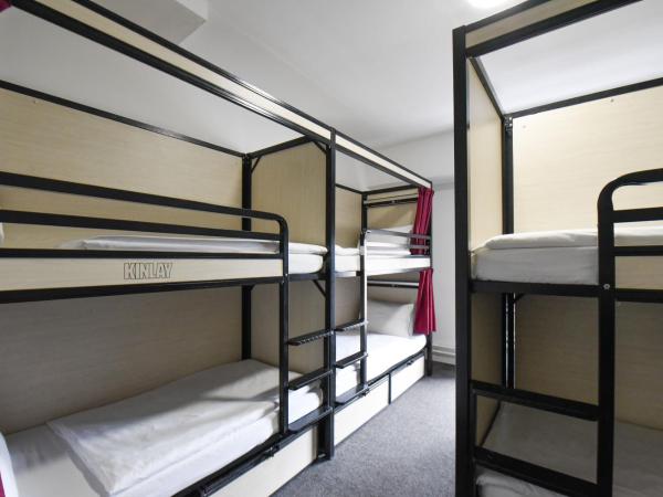 Kinlay Hostel Eyre Square : photo 1 de la chambre lit dans un dortoir mixte de 8 lits avec salle de bains commune