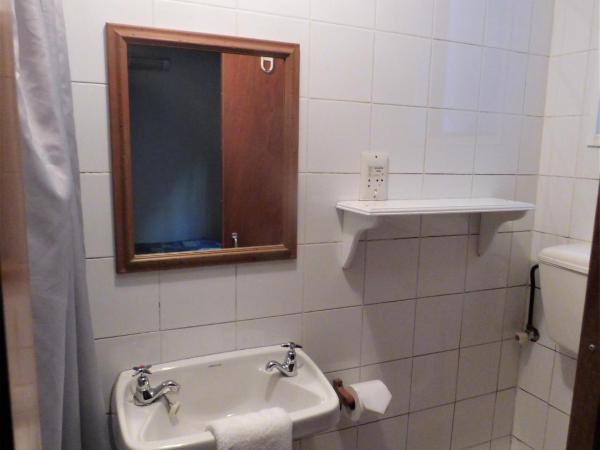 Sahara Motels : photo 9 de la chambre basic one-bedroom apartment with private bathroom