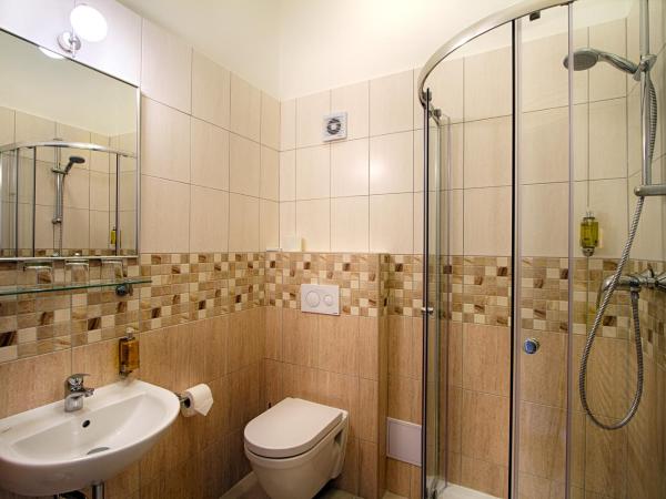 Hotel Taurus : photo 1 de la chambre chambre double ou lits jumeaux Économique - mansardée