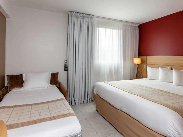 Best Western Plus Le Lavarin : photo 1 de la chambre petite chambre triple avec lit queen-size