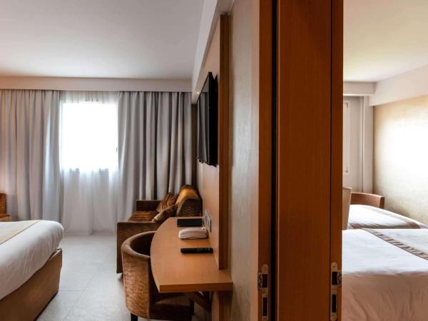 Best Western Plus Le Lavarin : photo 1 de la chambre deux chambres communicantes - famille