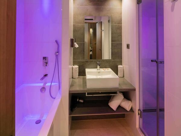 Best Western Plus Le Lavarin : photo 3 de la chambre suite junior avec lit king-size