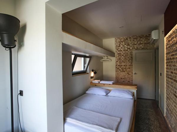 FLANEUR HOSTEL : photo 3 de la chambre chambre double - vue sur jardin