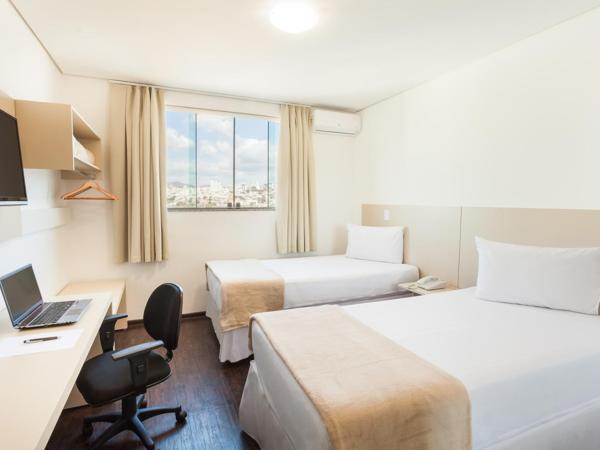 Front Hotel Expominas : photo 4 de la chambre chambre lits jumeaux