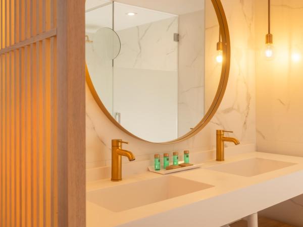 L'Azure Hotel 4* Sup : photo 7 de la chambre chambre deluxe – vue sur piscine (2 adultes)