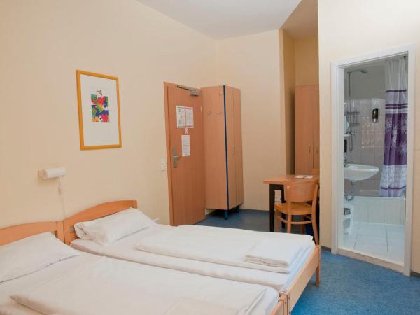 Happy Hotel Berlin : photo 8 de la chambre chambre double avec salle de bains privative