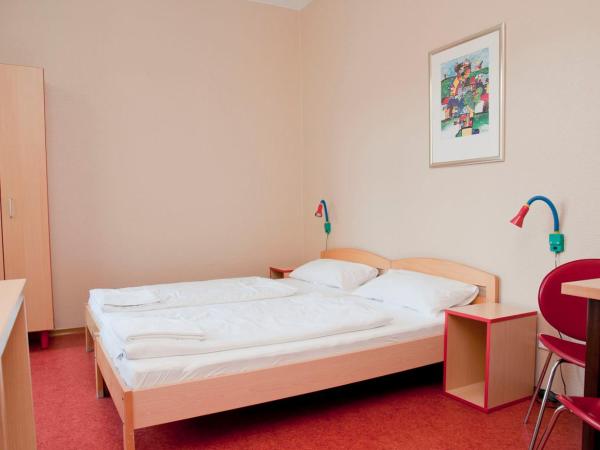 Happy Hotel Berlin : photo 10 de la chambre chambre double avec salle de bains privative