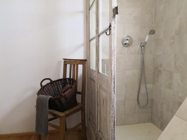 Snug Houseguests : photo 6 de la chambre chambre familiale avec salle de bains privative