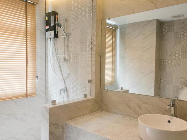 VAYNA Boutique Koh Chang : photo 2 de la chambre chambre double thaïlandaise décorée simplement avec balcon