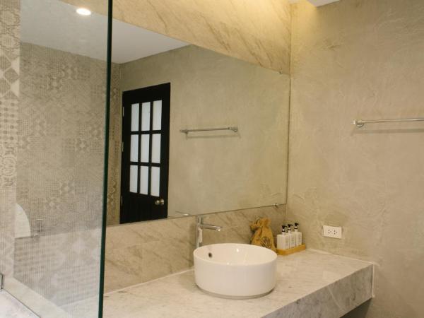 VAYNA Boutique Koh Chang : photo 5 de la chambre chambre double thaïlandaise décorée simplement avec balcon