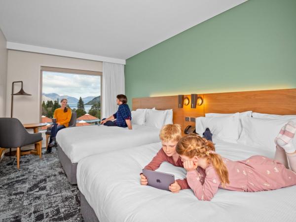 Holiday Inn Express & Suites Queenstown, an IHG Hotel : photo 3 de la chambre chambre non-fumeurs avec 2 lits queen-size et balcon - vue sur montagne