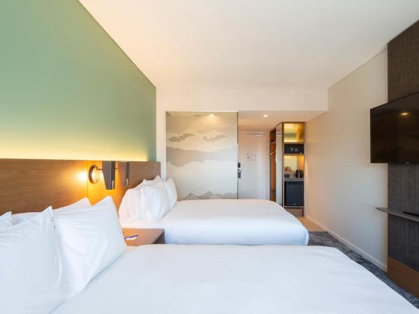 Holiday Inn Express & Suites Queenstown, an IHG Hotel : photo 4 de la chambre chambre standard avec 2 lits queen-size