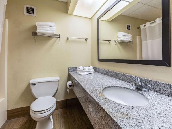 Quality Inn & Suites Southport : photo 4 de la chambre chambre 2 lits queen-size - non-fumeurs