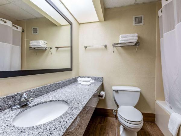 Quality Inn & Suites Southport : photo 1 de la chambre suite lit king-size avec baignoire spa - non-fumeurs