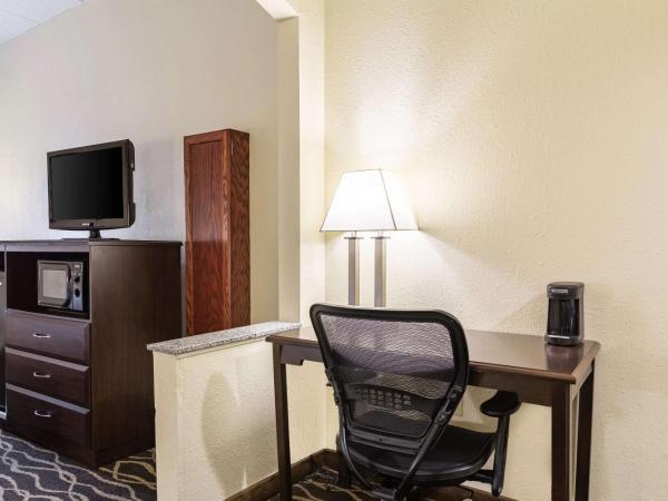 Quality Inn & Suites Southport : photo 2 de la chambre suite lit king-size avec baignoire spa - non-fumeurs