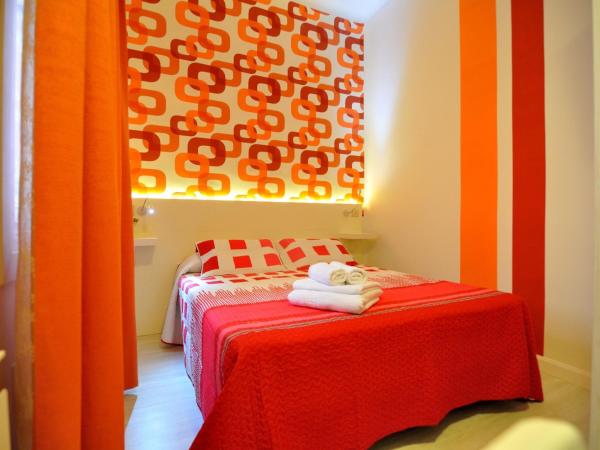 Far Home Plaza Mayor : photo 8 de la chambre chambre double ou lits jumeaux avec salle de bains commune