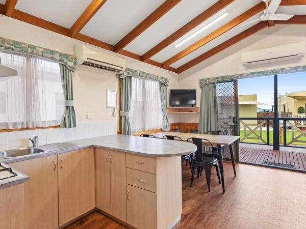 Discovery Parks - Adelaide Beachfront : photo 4 de la chambre chalet supérieur 2 chambres