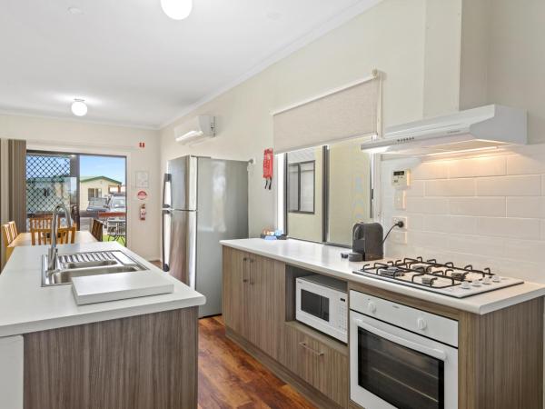 Discovery Parks - Adelaide Beachfront : photo 7 de la chambre deluxe 3 bedroom beach cabin - sleeps 6