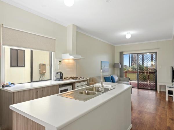 Discovery Parks - Adelaide Beachfront : photo 6 de la chambre deluxe 3 bedroom beach cabin - sleeps 6