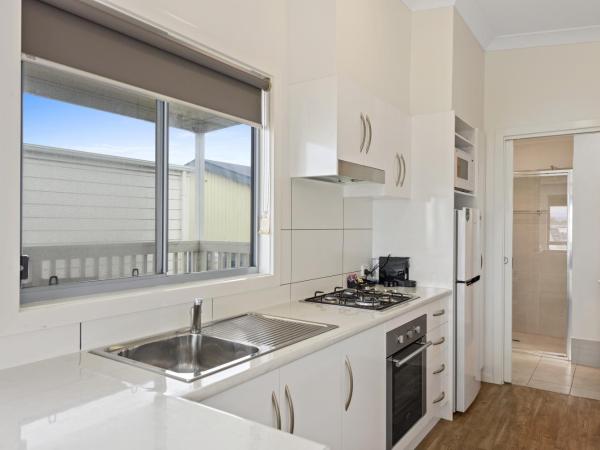 Discovery Parks - Adelaide Beachfront : photo 6 de la chambre cabine deluxe 2 chambres (4 personnes)