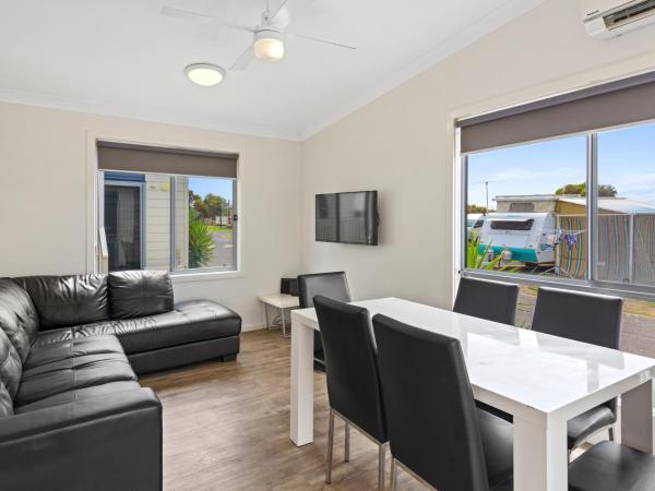 Discovery Parks - Adelaide Beachfront : photo 3 de la chambre cabine deluxe 2 chambres (4 personnes)