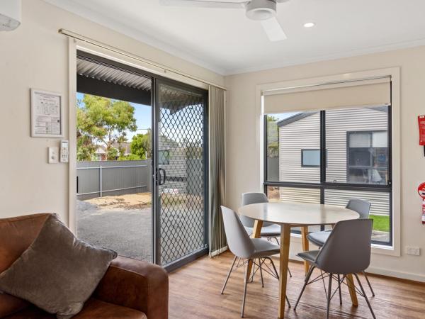 Discovery Parks - Adelaide Beachfront : photo 7 de la chambre standard two-bedroom cabin - sleeps 4