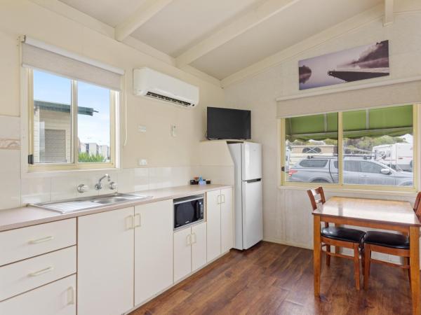 Discovery Parks - Adelaide Beachfront : photo 5 de la chambre standard 1-bedroom cabin - pet friendly