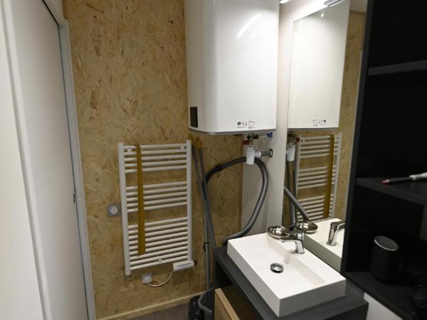 Le jardin de Séverine : photo 4 de la chambre studio - vue sur piscine