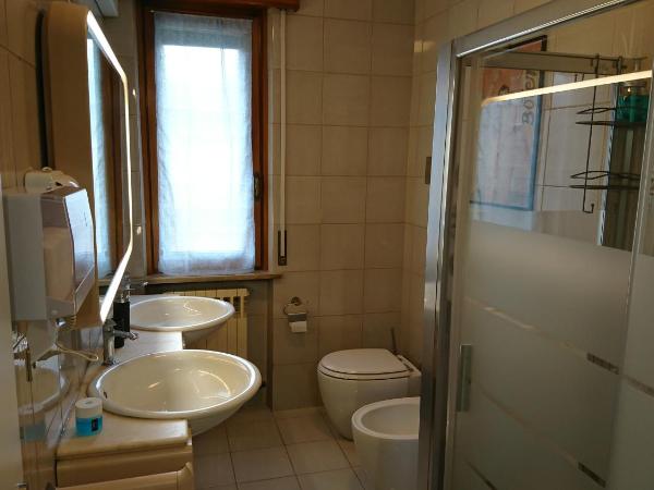 B&B La Moka Verona : photo 3 de la chambre chambre triple avec salle de bains privative séparée