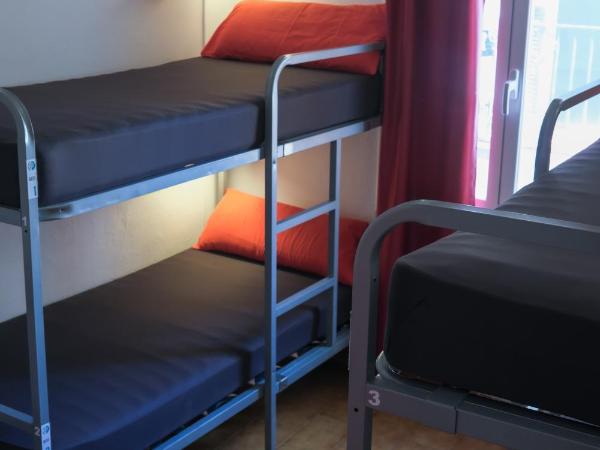 Mana Mana Youth Hostel : photo 8 de la chambre lit simple dans un dortoir de 4 lits réservé aux femmes