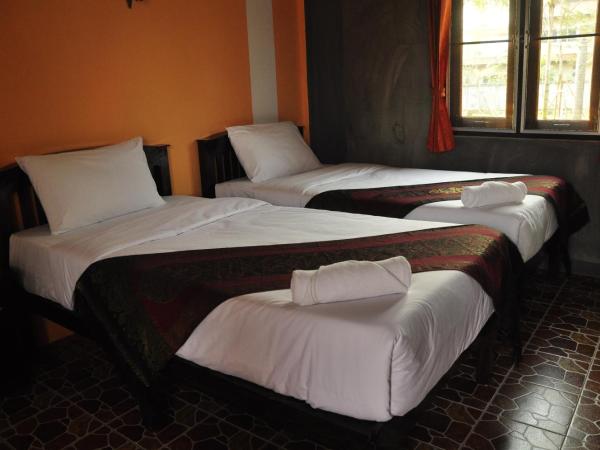 Chiang Rai Khuakrae Resort : photo 2 de la chambre chambre lits jumeaux avec salle de bains privative