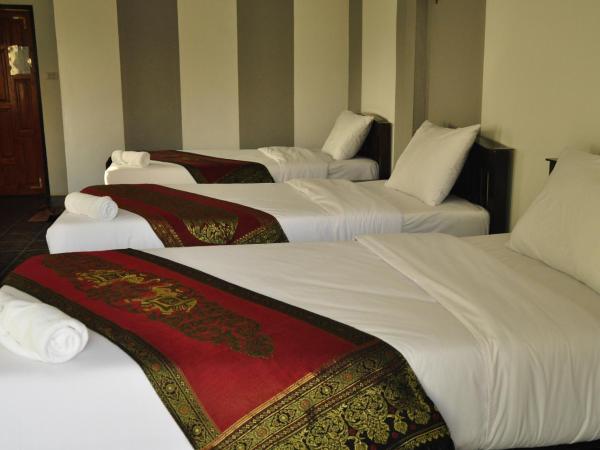 Chiang Rai Khuakrae Resort : photo 4 de la chambre chambre triple avec balcon